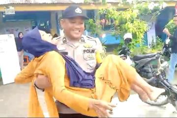 Aksi Aipda Ralon Dengan Sigap Membantu Nenek 93 th Jalan Ke TPS