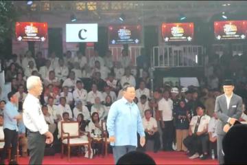 Momen Gibran Bangkit Dari Kursi Berikan Semangat Saat Prabowo Jawab Pertanyaan Anies Terkait Pelanggaran Etik MK