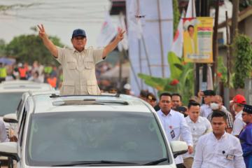 Antusiasme Masyarakat Palembang Sambut Kedatangan Prabowo 