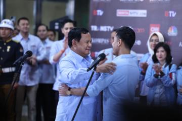 Momen Prabowo Peluk Bangga Gibran Usai Tampil Memukau Saat Debat