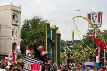 Jalanan Utama Solo Penuh Massa, Kirab Kebudayaan Ramaikan Hajatan Rakyat Ganjar-Mahfud