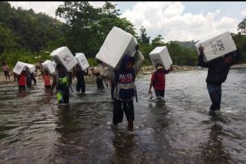 Lewati Sungai hingga Jalan Ekstrem, Panwas Kecamatan Elpaputih Distribusikan Logistik Pemilu 2024