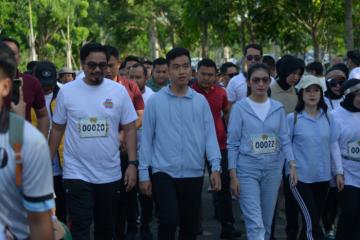 Cawapres Gibran Ikuti Jalan Sehat Batfest 2023