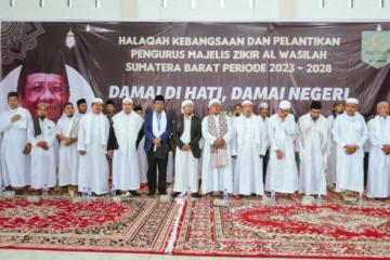 Mahfud MD Hadir dalam Halaqoh Kebangsaan dan Pelantikan Majelis Dzikir Al Wasilah di Padang