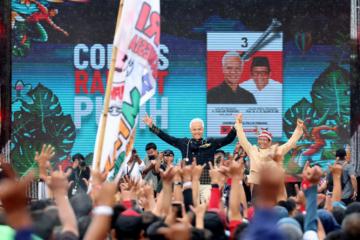 Di Depan Balai Kota Solo, Ganjar Diserahkan Wayang Wisanggeni dan Mahfud Wayang Semar, Ini Maknanya