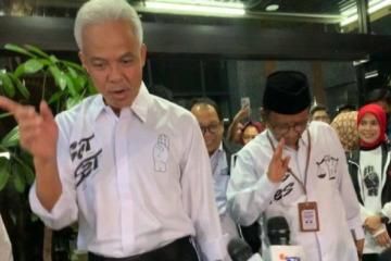 Jelang Debat, Ganjar-Mahfud Kompak Pakai Kemeja Putih Bertulis Sat Set dan Tas Tes
