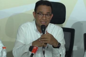 Jelang Pencoblosan di TPS 60 Lebak Bulus, Anies Sempatkan untuk Minta Doa Ibundanya