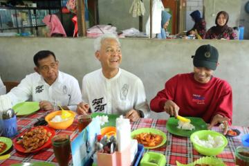 Momen Humanis Ganjar, Ajak Pendukung Prabowo Makan dan Sampaikan Pesan Damai