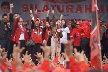 Kunjungi Lampung, Siti Atikoh Kenakan Jaket Top Gun