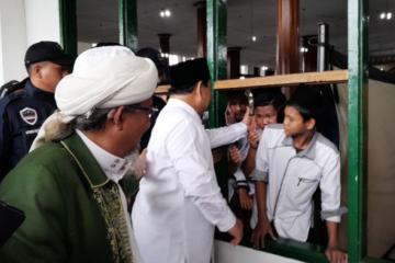 Prabowo Subianto Lakukan Kampanye Perdana di Ponpes Miftahul Huda Tasikmalaya: Para Santri Shalawatan