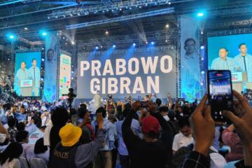 Prabowo-Gibran Sambut Massa Pendukung di Istora