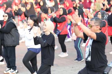 Siti Atikoh, Hasto, dan Semangat Lakukan Senam Pagi Sicita di Serang