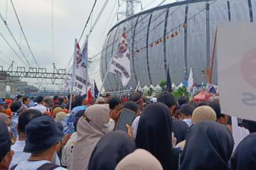 Jalan Kaki Menuju JIS, Pendukung AMIN Padati Rel Kereta Api