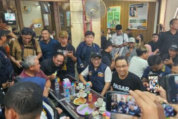 Disela-sela Kampanyenya, Anies Kunjungi ‘Warung Kopi Asiang’ di Pontianak