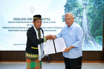 Kepala OIKN Serahkan SK Perlindungan Adat Paser Mentawir
