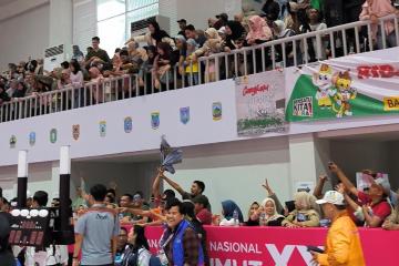 Raih Emas Pada Pertandingan Anggar Sabel Putri Beregu di PON XXI Aceh-Sumut 2024, Tim Aceh Bagikan Baju ke Pendukung