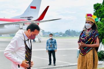 Jokowi Disambut Tarian Selamat Datang di Papua