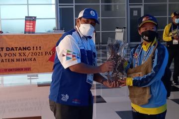 Noken-Ukiran Sambut Kedatangan Kontingen PON Papua