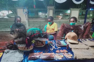 Siska Membantu Kakak Berjualan Noken