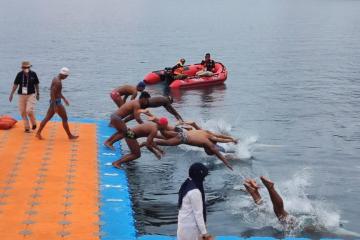 Sejumlah Atlet Latihan di Arena Renang Perairan