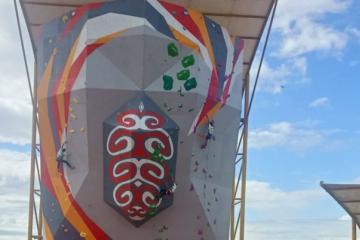 Finalis Pemanjat Putra Boulder Individu Berebut Emas