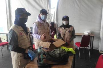 Relawan Prokes Bagikan Masker di Venue PON