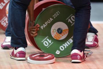 Viki Sumbang Emas Angkat Berat untuk Lampung