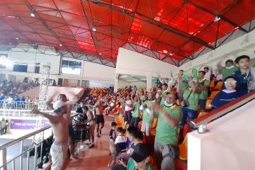 Chant Bonek Mania Bergema di Final Bukutangkis