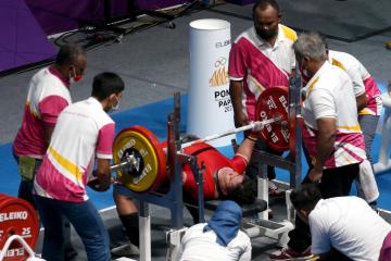 Seila Bikin Kejutan Pecahkan Rekor Angkat Berat