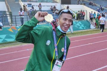 Tahan Sakit, Atjong Raih Emas Halang Rintang